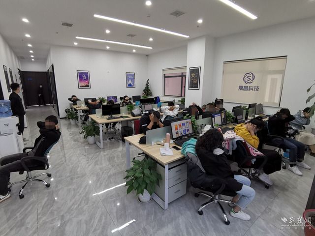 京竹。COM（湖北日报网络）（记者张阳记者罗卫周）知道客户被怀疑欺诈， 金字塔计划，仍在开发应用程序， 小猫，在驾驶驱动下成为网络欺诈的“手刀”。5月7日，武汉宏山警方宣布了一家技术人员，为在线欺诈团伙开发了应用程序，10名嫌疑人根据法律刑事拘留，因为他们被怀疑帮助信息在线犯罪。