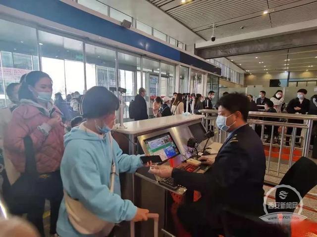 黄田定制网站哪家好：“5月1日”小型假日铁路运输成功。从4月29日到5月6日，中国铁路西安局集团有限公司那 有限公司 （以下简称西安铁路局）共享乘客398。40，000人，连续航运44与2019年同期相比。20，000人，增长12。5％。他们之中，发送移动的购物车组乘客262。10，000人，发送通用乘客136。30，000人。