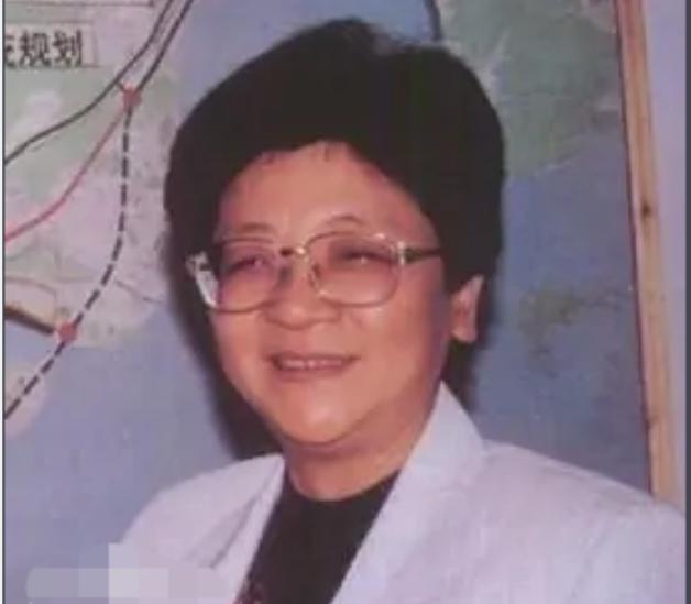 中央纪律检查和公安部发出的天王行动中，在世界上， 100个红色通缉订单，这些公职人员在逃生中涉及主要的腐败案件，其中一个是杨秀珠， 浙江建设部副主任，女性腐败官员涉及最多2的案件。500万。